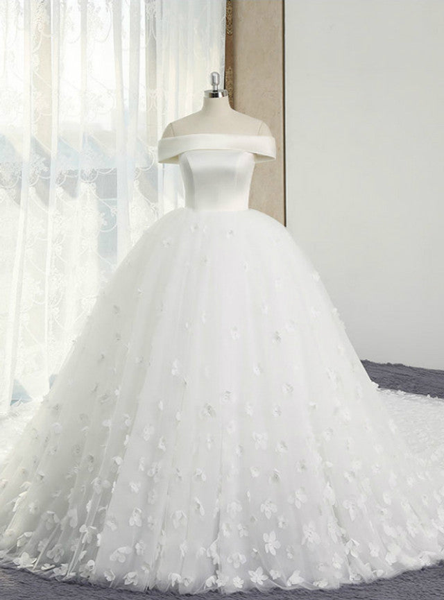 White 3D Appliques Wedding Dress With Train