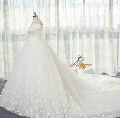 White 3D Appliques Wedding Dress With Train