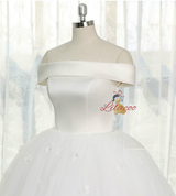 White 3D Appliques Wedding Dress With Train