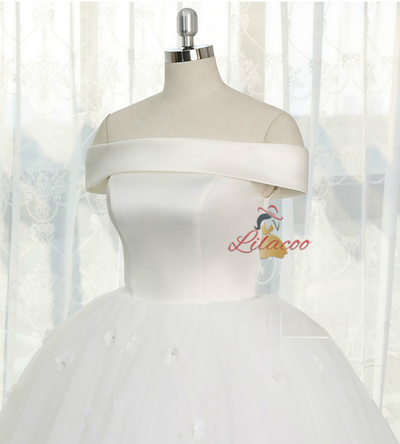 White 3D Appliques Wedding Dress With Train