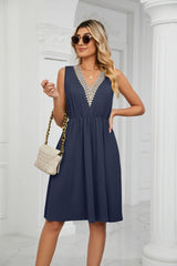 Solid Color V-neck Stitching Sleeveless Pocket Dress