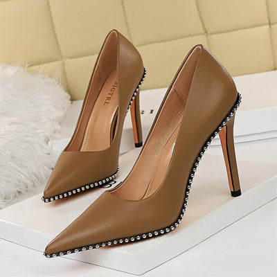 Shallow Pointed Rivet Shoes